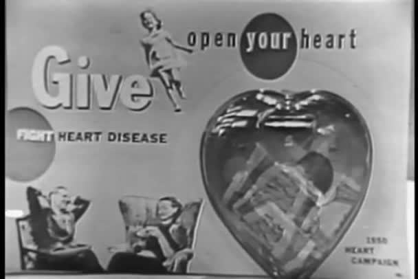 Γυναίκα τοποθέτηση χρημάτων σε πλαστική καρδιά — Αρχείο Βίντεο