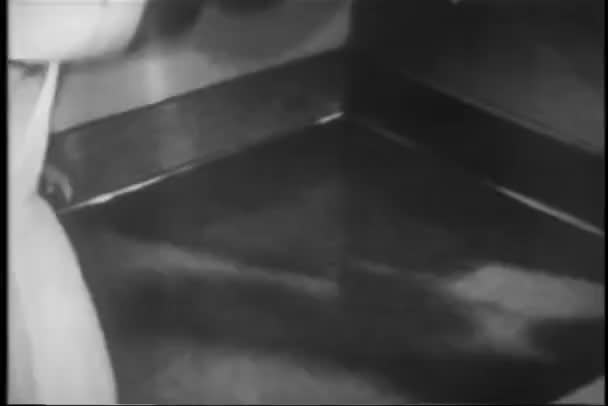 Mujer lanzando la cacerola en el mostrador — Vídeo de stock