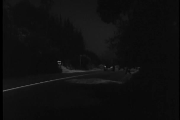 Persecución de coches en el camino oscuro del campo, 1940 — Vídeos de Stock