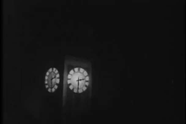 Haut de la tour de l'horloge la nuit — Video