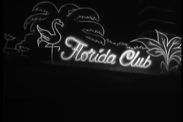 Señal de neón parpadeante en la entrada del club nocturno — Vídeo de stock