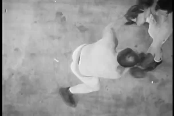 Boxer schaltet Gegner aus — Stockvideo