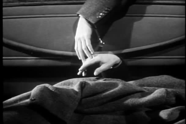 Άνθρωπος συγκινητικό νεκρό σώμα του χέρι στον κορμό του αυτοκινήτου — Αρχείο Βίντεο