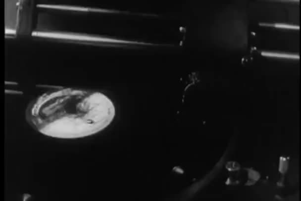Grabación girando en tocadiscos vintage — Vídeos de Stock