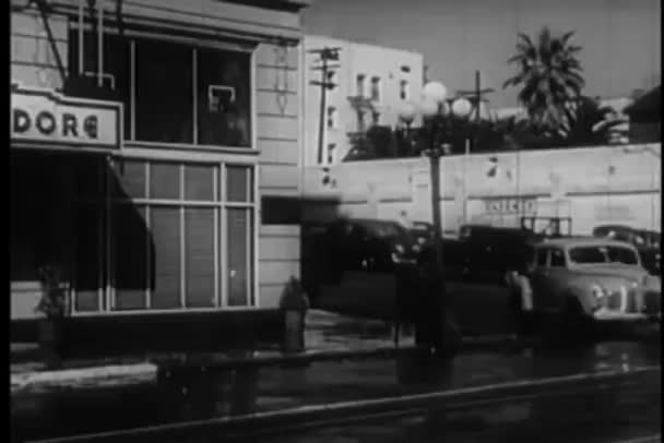 Carro parando em frente ao novo hotel commodore, los angeles, 1940 — Vídeo de Stock