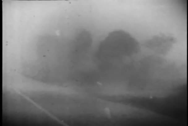 Ураган, дующий через дорогу — стоковое видео