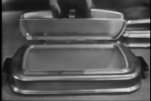 Saleswoman demonstrating electric grills — Stock Video