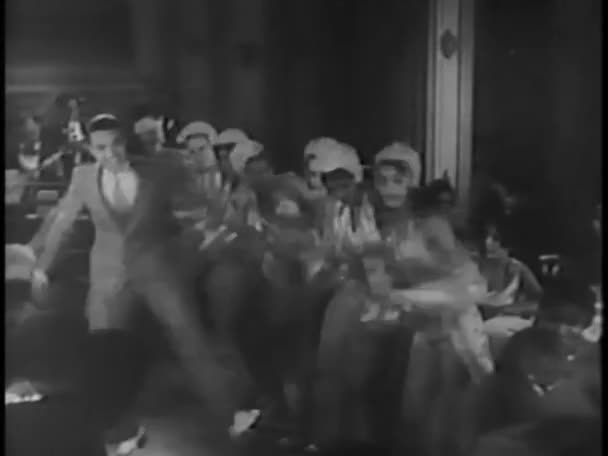 Άνδρα χορευτή βρύσης ενώνει χορεύτριες σε νυχτερινό κέντρο διασκέδασης — Αρχείο Βίντεο