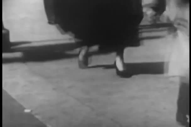 Woman walking on city street — Stock Video