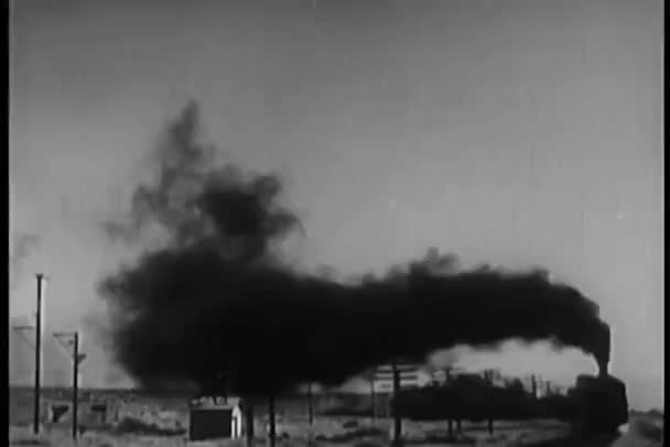 Locomotiva em movimento emitindo fumaça — Vídeo de Stock