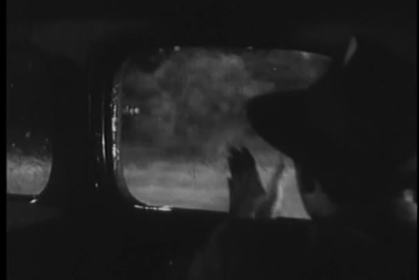 Hombre dentro del coche limpiando ventana durante la tormenta de lluvia — Vídeo de stock
