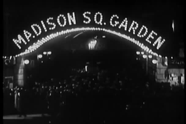 Menschengedränge unter neonfarbenem Madison Square Garden Marquee — Stockvideo
