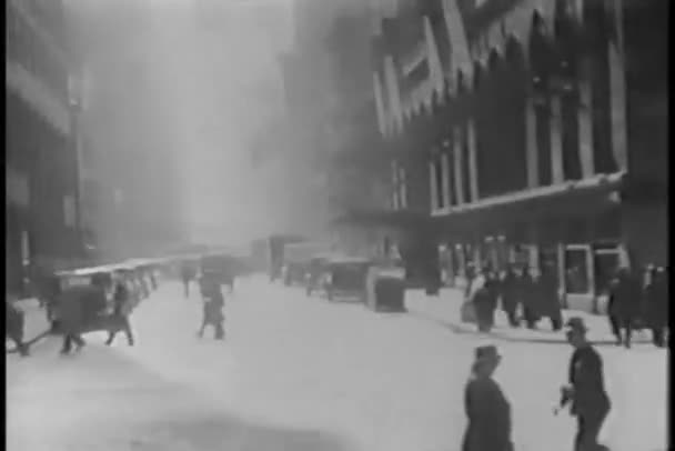 Vida de la ciudad de 1930 desde el coche — Vídeo de stock