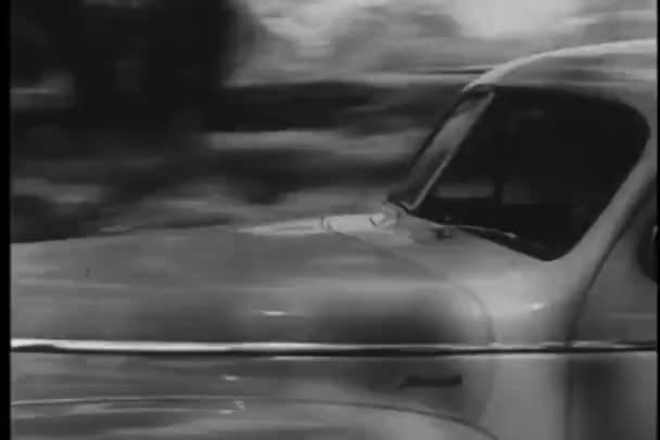 Винтажный автомобиль едет по грунтовой дороге — стоковое видео