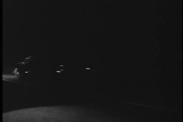 在夜间追逐罪犯的警车 — 图库视频影像