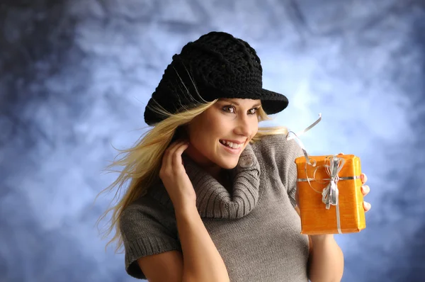 Ragazza bionda con un regalo — Foto Stock