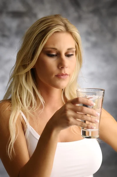 Блондинка со стаканом воды — стоковое фото
