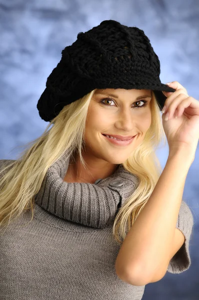 Fille blonde dans un chapeau noir — Photo