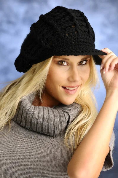 Blond tjej i en svart hatt — Stockfoto