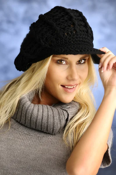 Fille blonde dans un chapeau noir — Photo