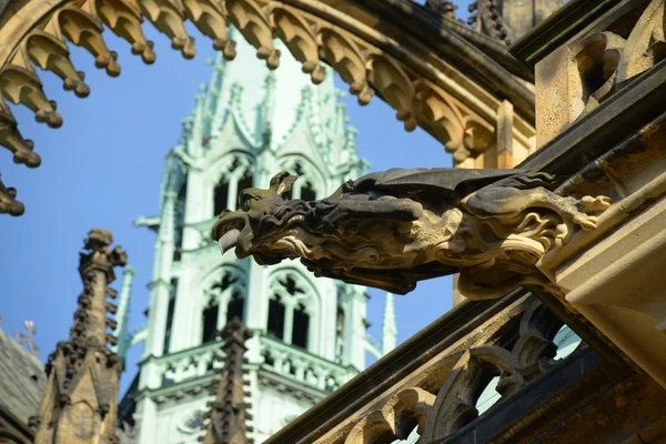 Uma gárgula na Catedral. Vitus... — Fotografia de Stock