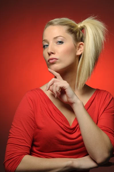 Hübsches blondes Mädchen — Stockfoto