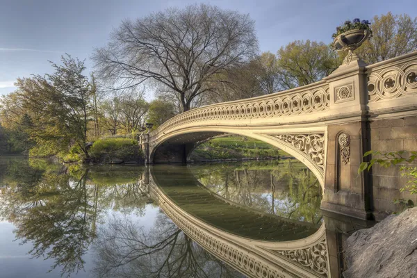 Bow bridge in spring Central Park — Stock Photo, Image