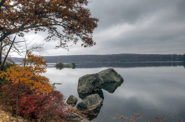 Harriman state park rockt im see — Stockfoto