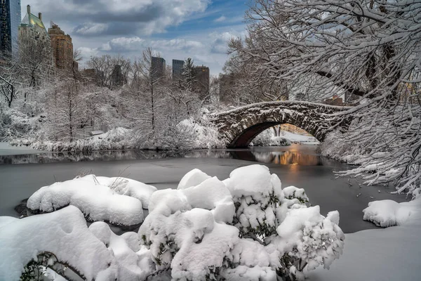 Gapstow Bridge Central Park Efter Snöstorm Vintern — Stockfoto