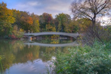 Pruva köprüsü, Central Park, New York, sonbahar sezonunun erken saatleri.
