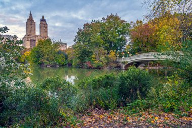 Pruva köprüsü, Central Park, New York, sonbahar sezonunun erken saatleri.