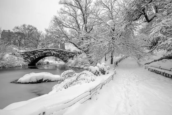 Gapstow Bridge Central Park Efter Snöstorm Tidigt Morgonen — Stockfoto