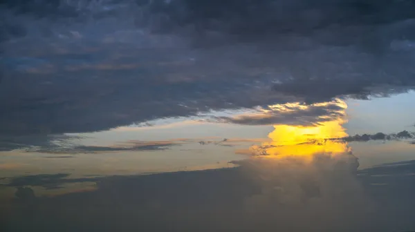 フロリダの湾岸から早朝劇的な空 — ストック写真