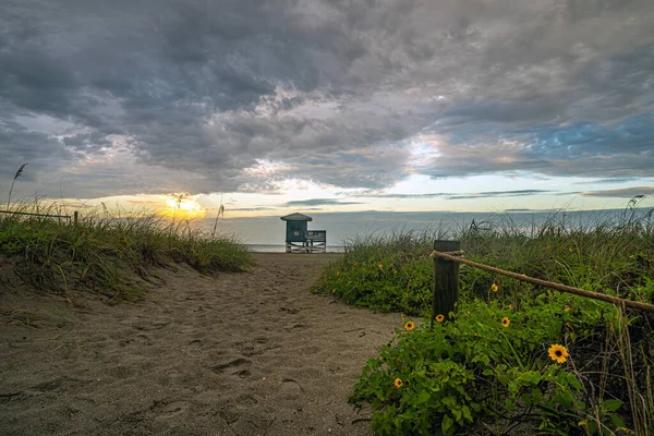 Časné Ráno Dramatická Obloha Pobřeží Zálivu Floridě Mimo Venice Beach — Stock fotografie