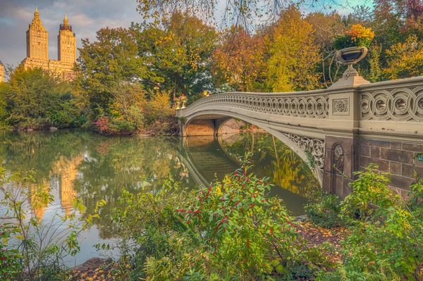 秋の終わりにニューヨーク市中央公園のボウ橋 — ストック写真