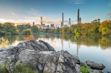 Central Park 'taki gölde, New York City, sonbaharda sabah erkenden Manhattan