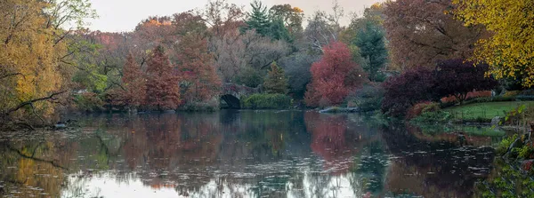 Мост Гапстоу Центральном Парке Осенью Рано Утром — стоковое фото