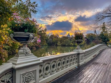 Pruva köprüsü, Central Park, New York sabahın erken saatlerinde ilkbaharda dramatik gökyüzü