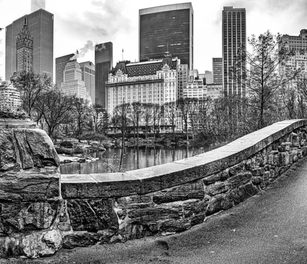 Gapstow Bridge Central Park Winteron Wet Rainy Day — Stockfoto