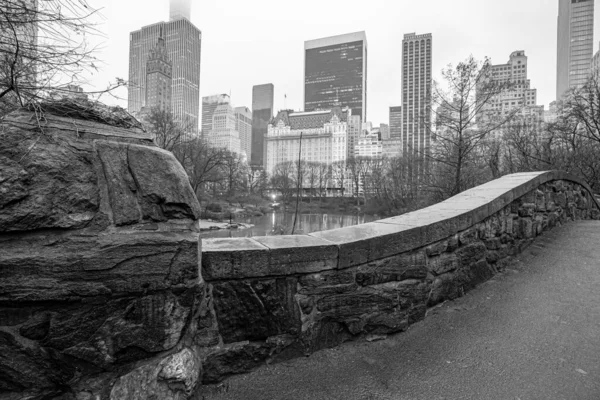 Gapstow Bridge Central Park Winteron Wet Rainy Day — Foto Stock