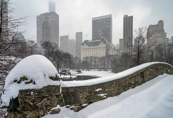 Ponte Gapstow Central Park Após Tempestade Neve Nova York — Fotografia de Stock