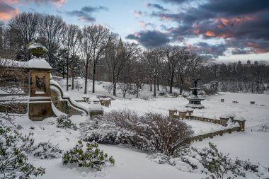 Bethesda Terrace ve Fountain, New York 'un Central Park' ındaki göle bakan iki mimari özelliktir..
