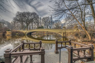 Pruva köprüsü, Central Park, New York İlkbaharın başlarında, sabah güzel bulutlar