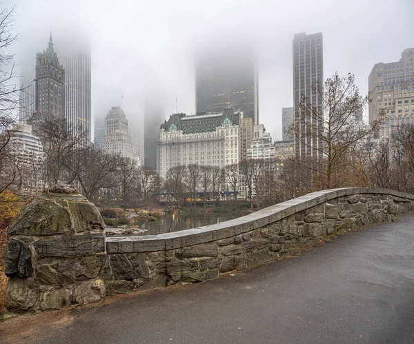 Gapstow Bridge Central Park Zeitigen Frühling Mit Dichtem Nebel Morgen — Stockfoto