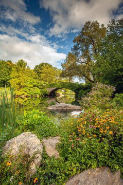 Baharın başında Central Park 'taki Gapstow Köprüsü