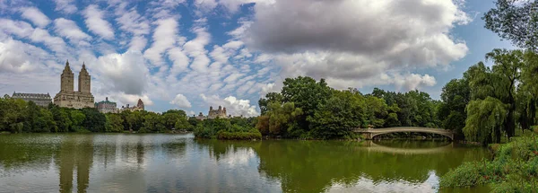 Baharın başında köprüde, Central Park, New York