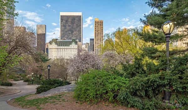 Spring Central Park New York City Front Plaza Hotel — Zdjęcie stockowe