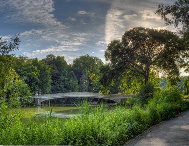 Bow Köprüsü, Central Park, New York Yazın başında sabah