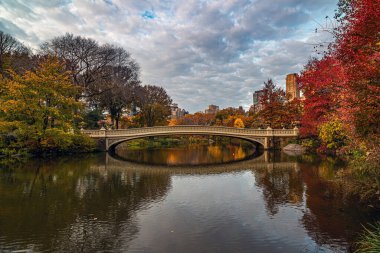 Pruva köprüsü, Central Park, New York, sonbaharın sonlarında sabahın erken saatlerinde