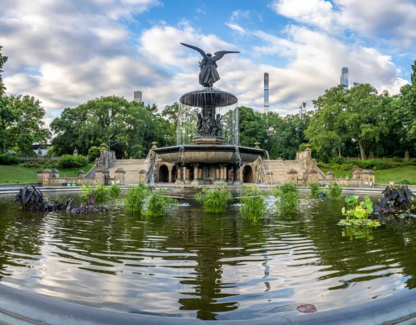 ベセスダ テラスとファウンテンは ニューヨーク市中央公園のザ レイクを見下ろす2つの建築的特徴です — ストック写真